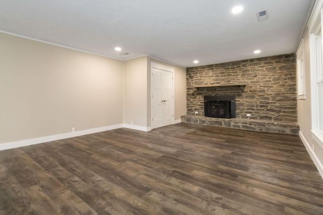 1036 US-127, Russell Springs, KY 42642