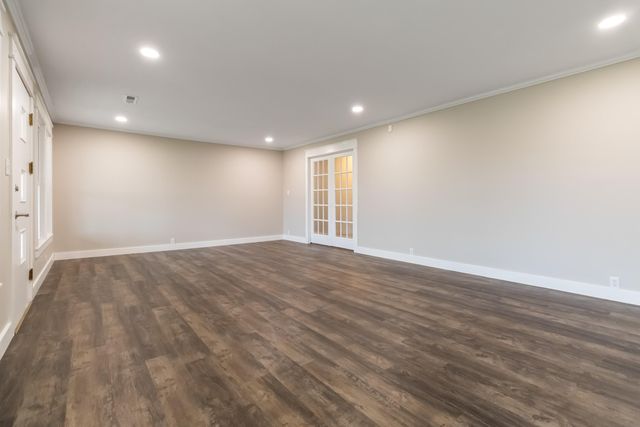 1036 US-127, Russell Springs, KY 42642