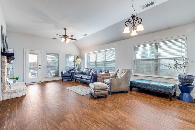 513 Thompson Drive, Van Alstyne, TX 75495
