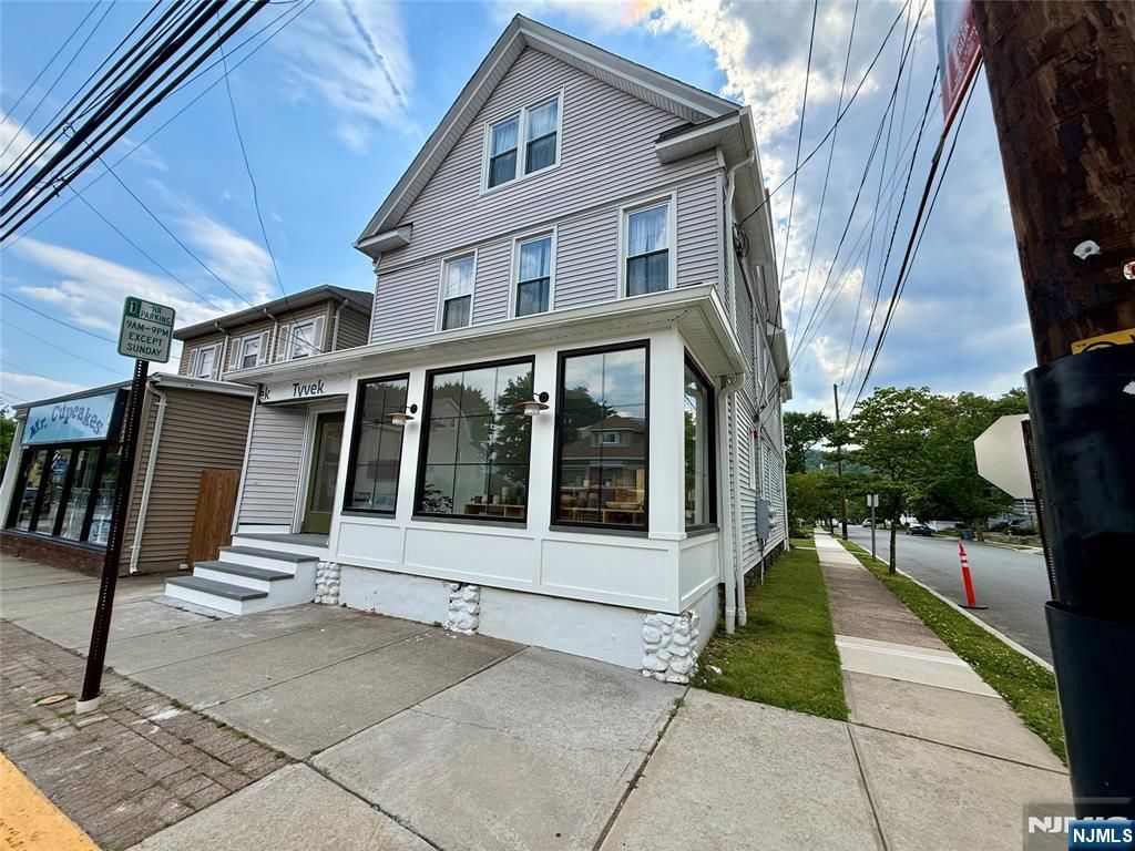686 Lafayette Avenue, Hawthorne, NJ 07506