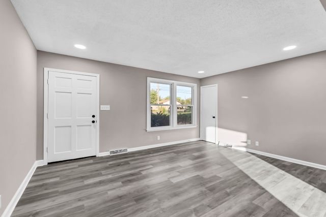 335 Hampshire Dr, Clarksville, TN 37043