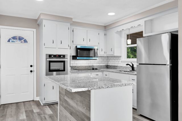 335 Hampshire Dr, Clarksville, TN 37043
