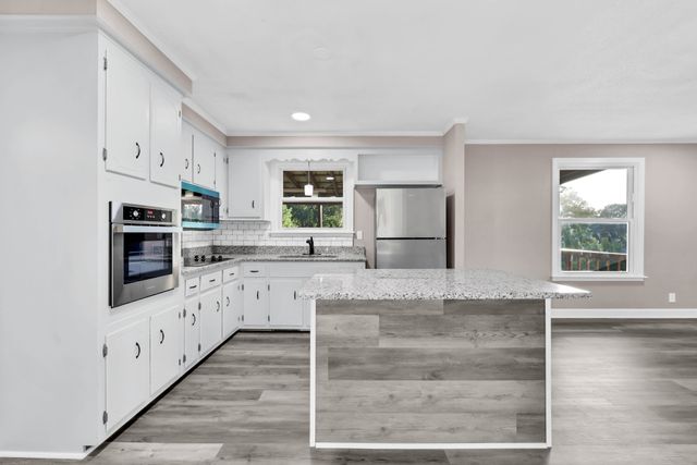 335 Hampshire Dr, Clarksville, TN 37043