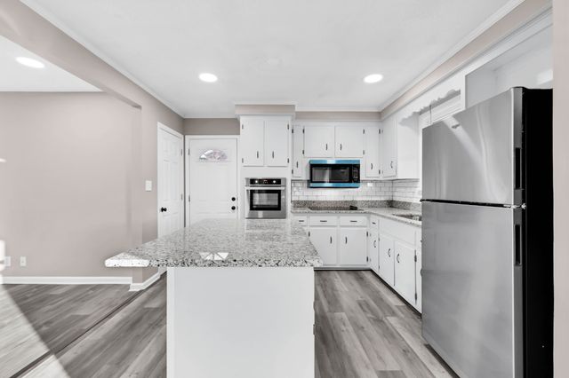 335 Hampshire Dr, Clarksville, TN 37043