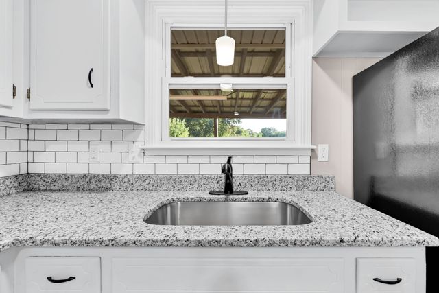 335 Hampshire Dr, Clarksville, TN 37043
