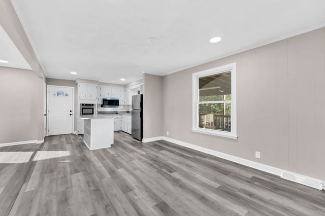 335 Hampshire Dr, Clarksville, TN 37043