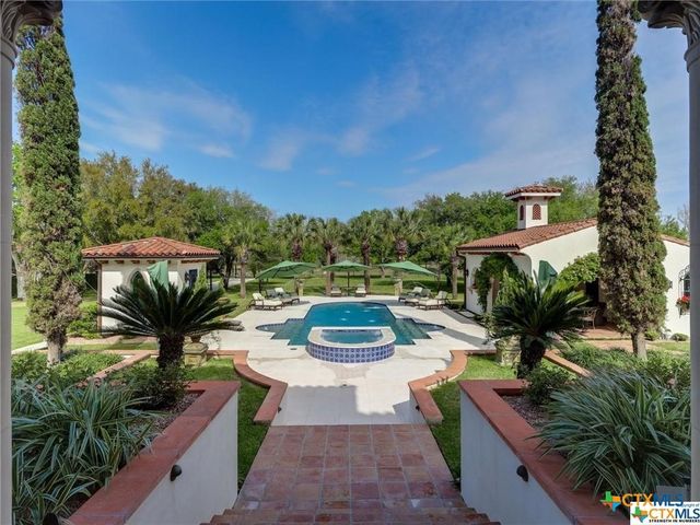 208 Creekridge Dr., Victoria, TX 77904