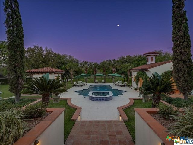 208 Creekridge Dr., Victoria, TX 77904