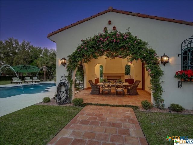 208 Creekridge Dr., Victoria, TX 77904