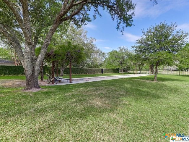 208 Creekridge Dr., Victoria, TX 77904