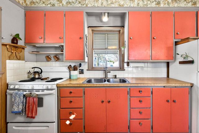 1108 N GILLETT STREET, Appleton, WI 54914