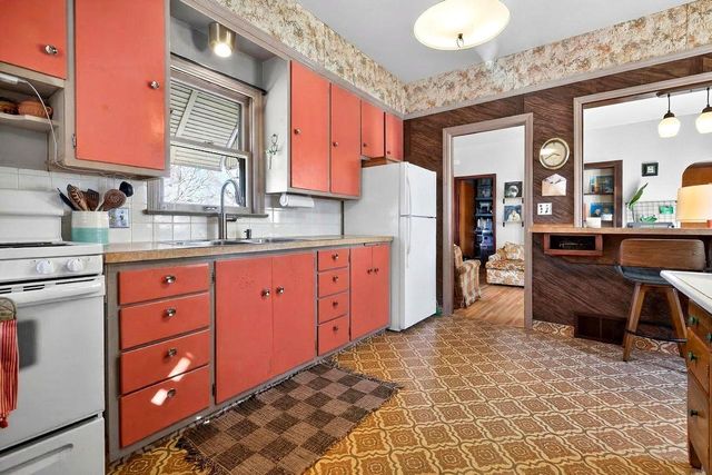 1108 N GILLETT STREET, Appleton, WI 54914