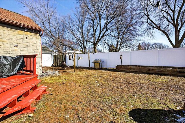 1108 N GILLETT STREET, Appleton, WI 54914