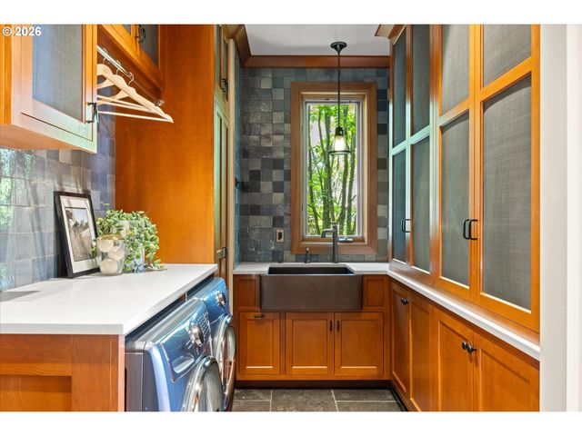 4633 Sw HILLSIDE Dr, Portland, OR 97221