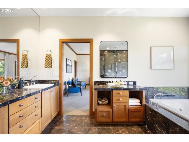 4633 Sw HILLSIDE Dr, Portland, OR 97221