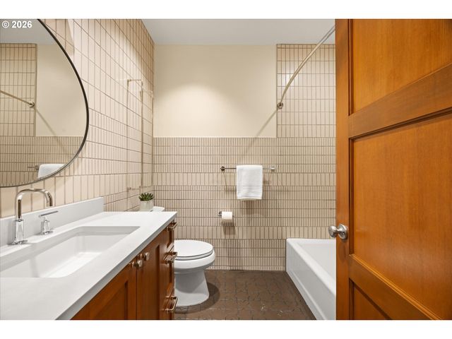 4633 Sw HILLSIDE Dr, Portland, OR 97221