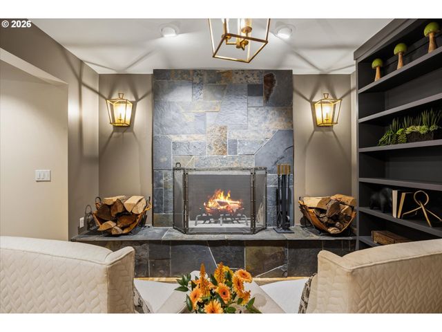 4633 Sw HILLSIDE Dr, Portland, OR 97221