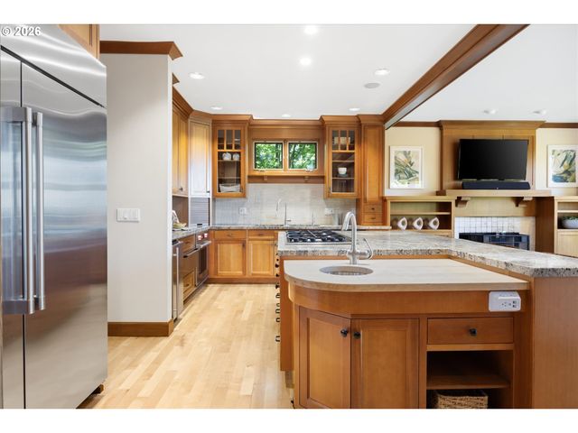 4633 Sw HILLSIDE Dr, Portland, OR 97221
