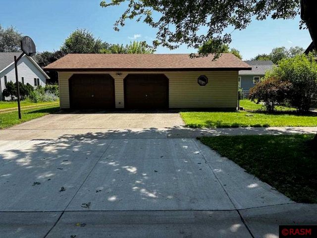 327 W Broadway Avenue, St. Peter, MN 56082