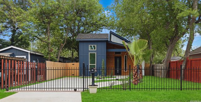 1204 CENTER ST, San Antonio, TX 78202