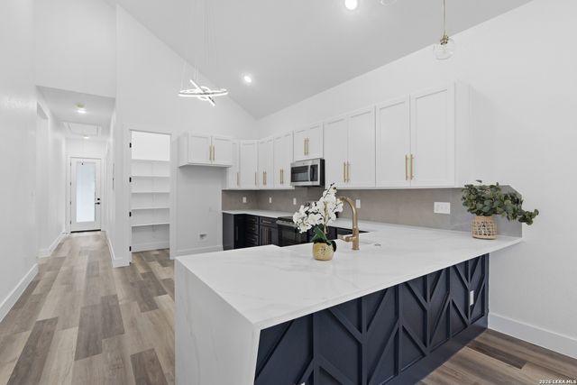 1204 CENTER ST, San Antonio, TX 78202
