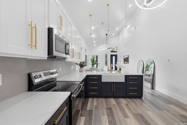 1204 CENTER ST, San Antonio, TX 78202