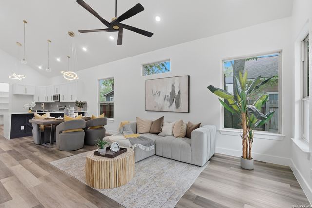 1204 CENTER ST, San Antonio, TX 78202