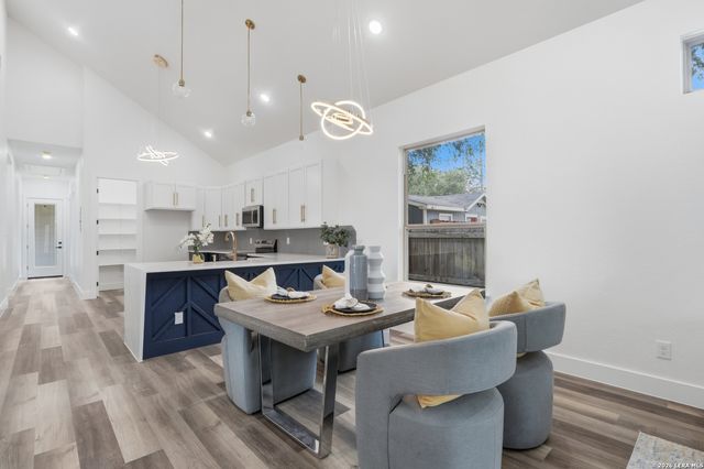 1204 CENTER ST, San Antonio, TX 78202