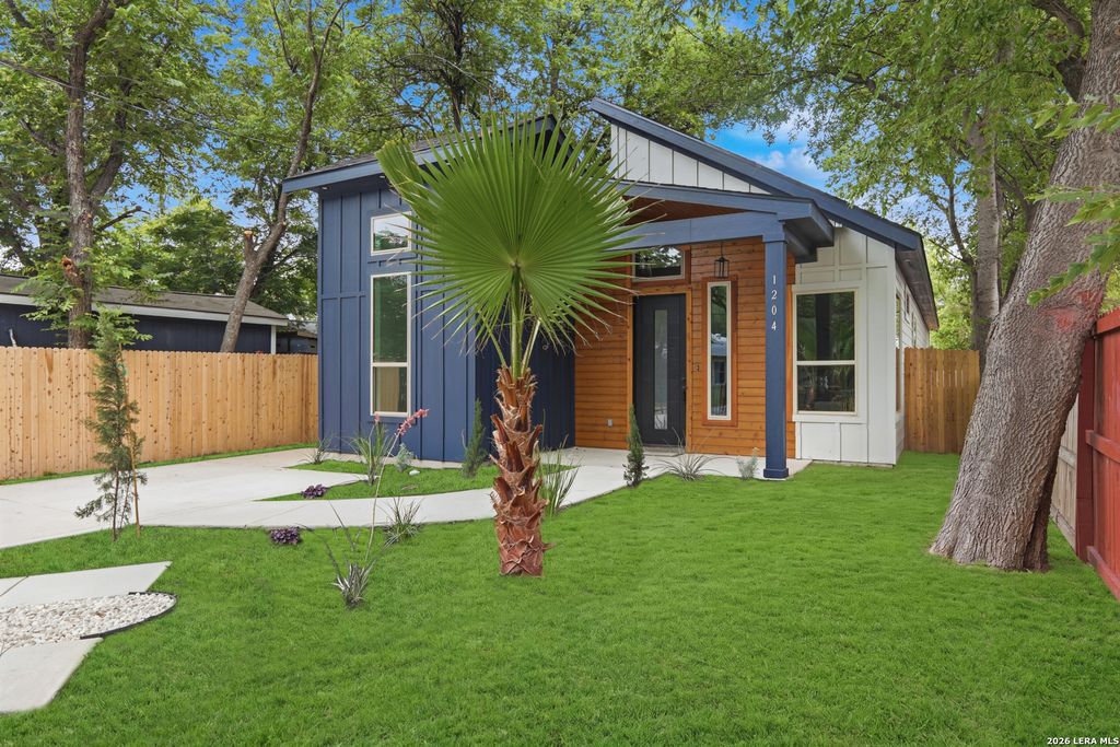 1204 CENTER ST, San Antonio, TX 78202
