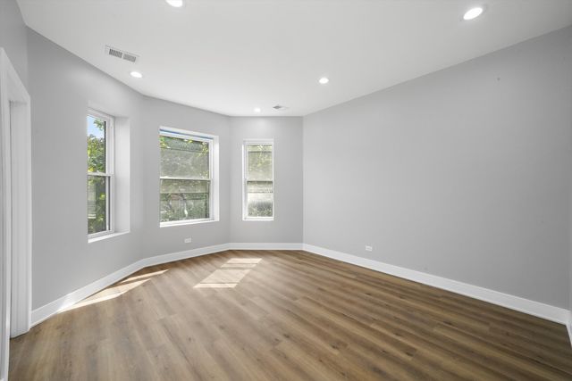 7748 S Marquette Avenue, Chicago, IL 60649