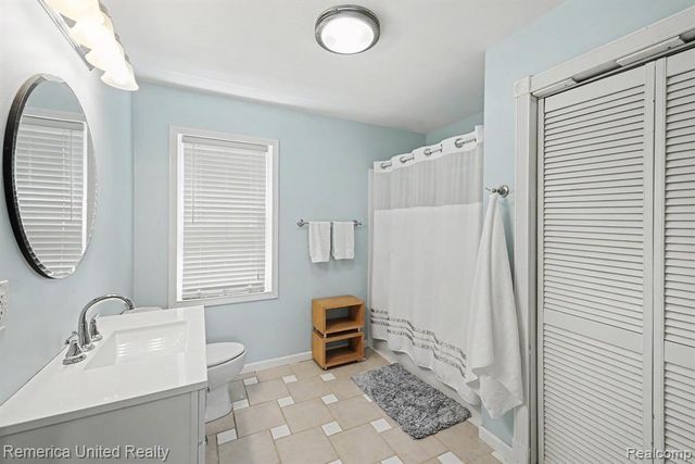 1736 Shoreline Drive, Hartland, MI 48353