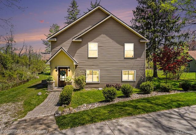 1736 Shoreline Drive, Hartland, MI 48353