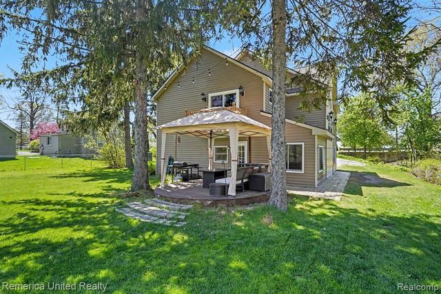 1736 Shoreline Drive, Hartland, MI 48353