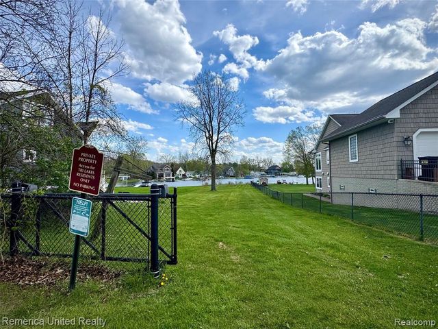 1736 Shoreline Drive, Hartland, MI 48353