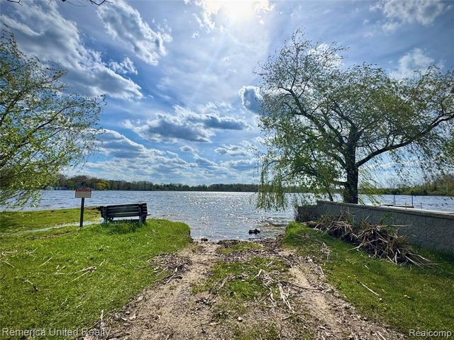 1736 Shoreline Drive, Hartland, MI 48353