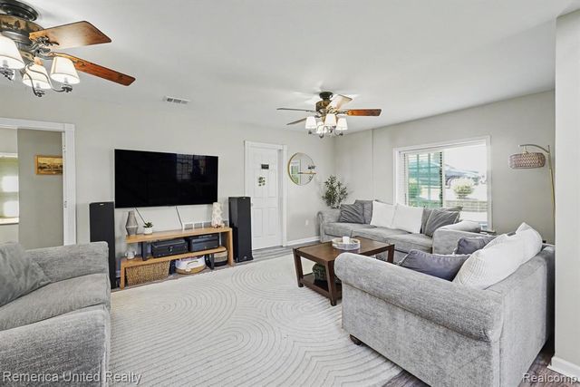 1736 Shoreline Drive, Hartland, MI 48353