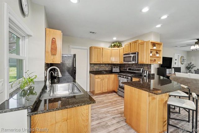 1736 Shoreline Drive, Hartland, MI 48353