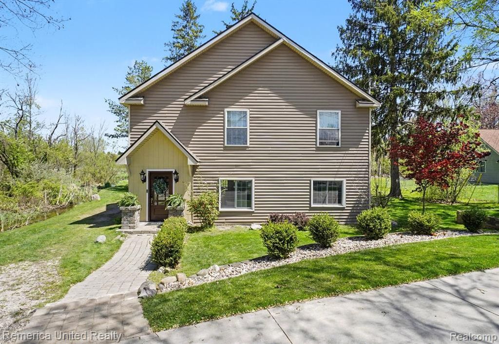1736 Shoreline Drive, Hartland, MI 48353
