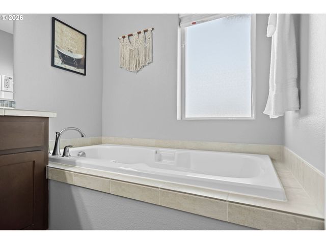 128 FINNEYS Ave, Molalla, OR 97038