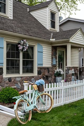 8718 Stuth AVENUE, West Allis, WI 53227