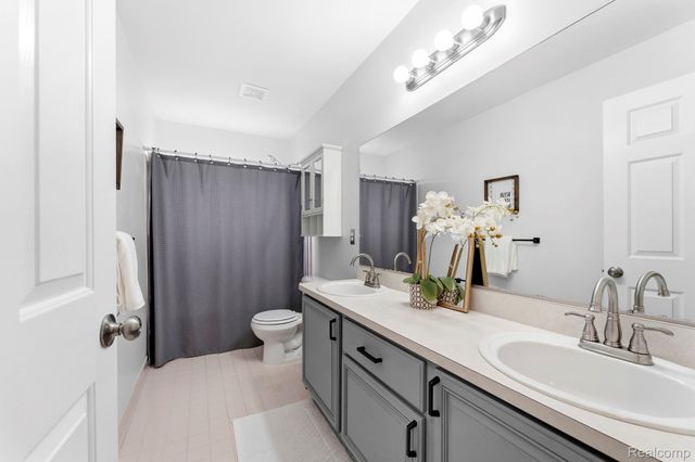 24346 Brentwood Drive, Brownstown Charter Township, MI 48183