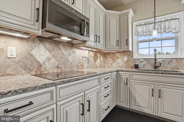 8011 HIDDEN VALLEY LN, Waynesboro, PA 17268