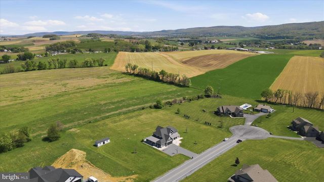 8011 HIDDEN VALLEY LN, Waynesboro, PA 17268