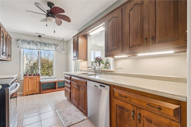 1718 Applewood Place NE, Cedar Rapids, IA 52402