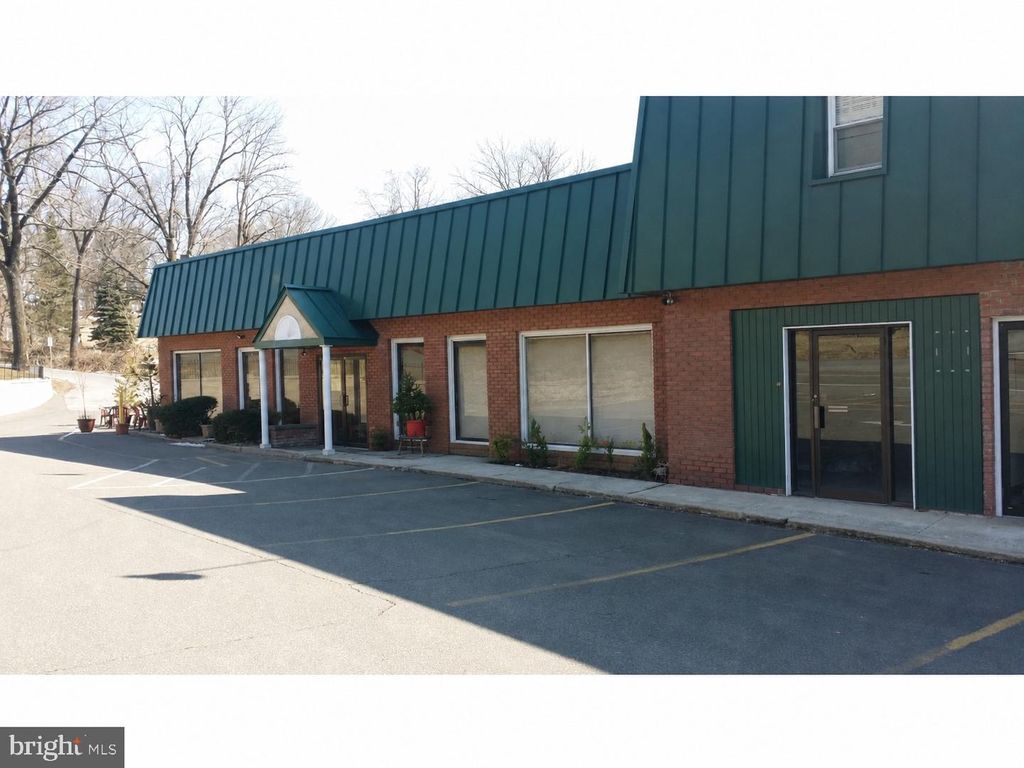 1494 N CHARLOTTE ST, POTTSTOWN, PA 19464 — photo 2