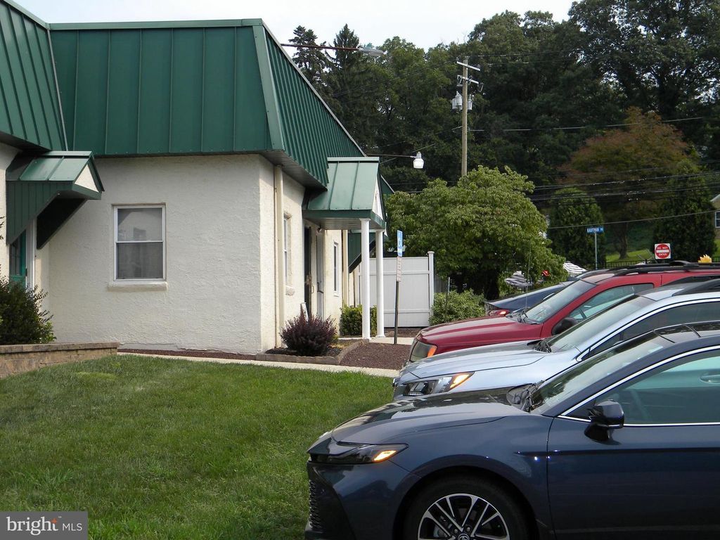 1494 N CHARLOTTE ST, POTTSTOWN, PA 19464 — photo 4