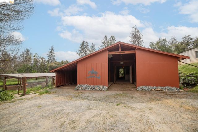 10420 N Airport, Columbia, CA 95310