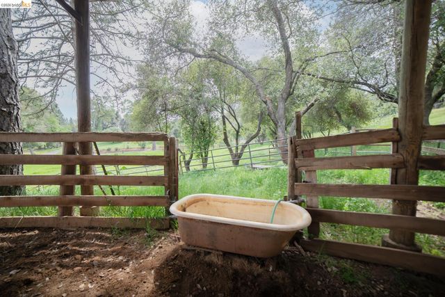 10420 N Airport, Columbia, CA 95310