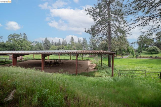 10420 N Airport, Columbia, CA 95310