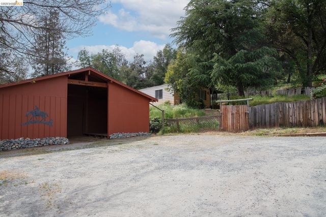 10420 N Airport, Columbia, CA 95310